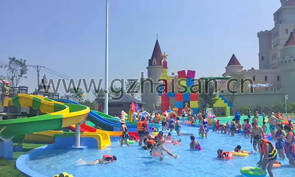合家欢乐的儿童嬉水天地