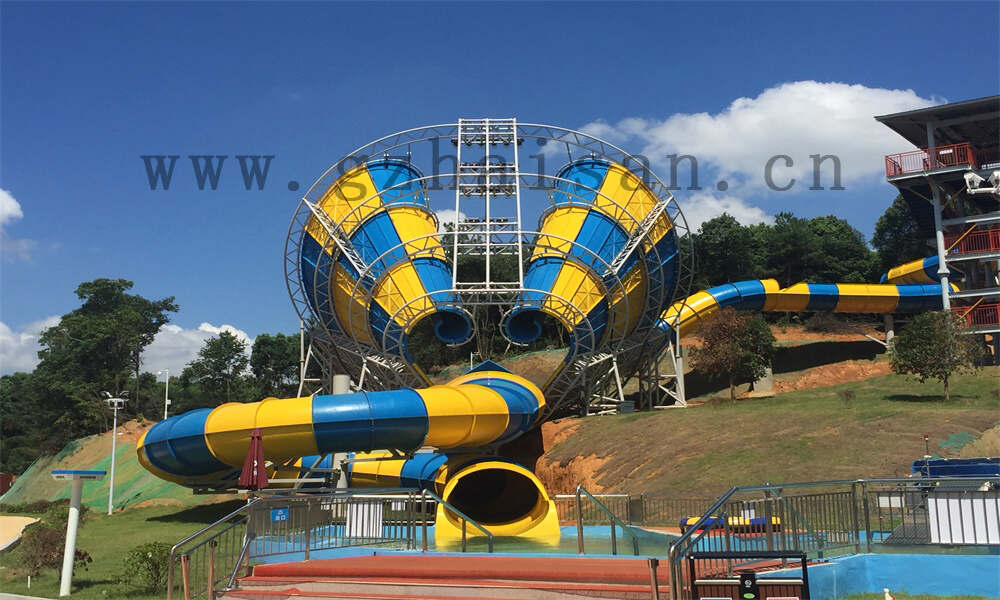 彩虹滑梯探险记：水上乐园惊奇之旅