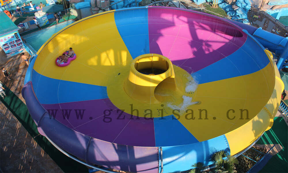 水上乐园滑梯的大喇叭滑梯