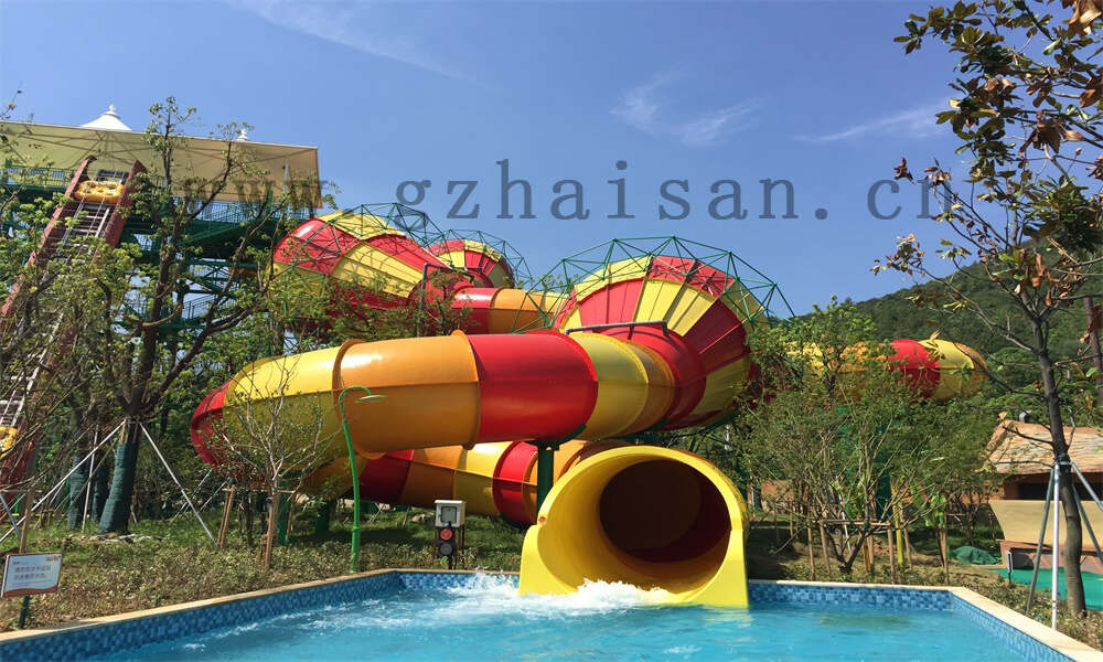 丰富多彩的水上游乐设施，挑战身体极限与刺激感官