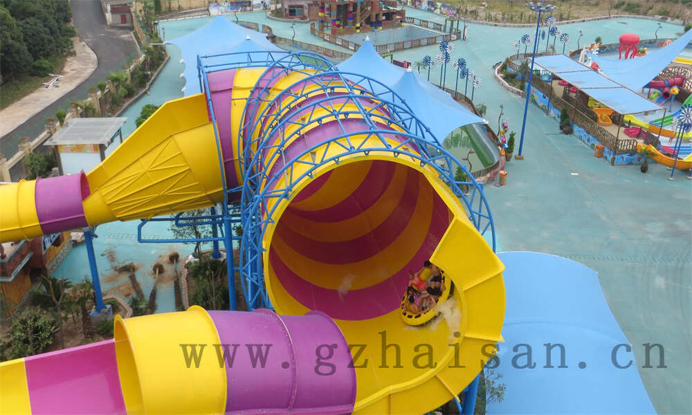 造型丰富的水上乐园设备