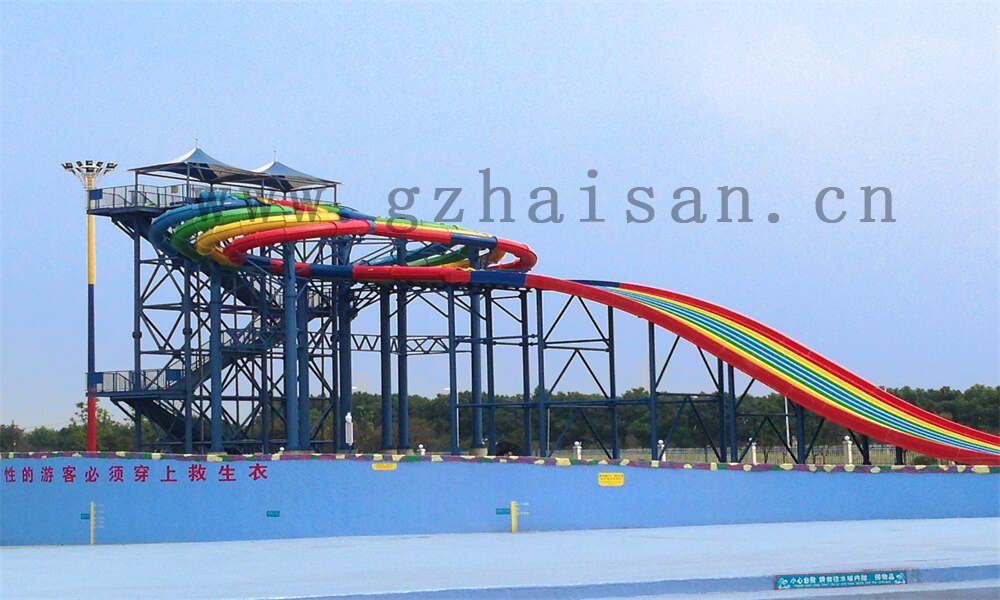 水上乐园水滑梯刺激无限，畅享清凉夏日